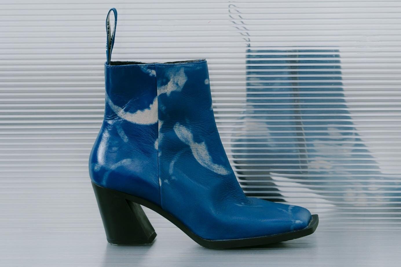 カンペールのブーツ、白昼夢のような不規則プリント＆“建築様式”着想の彫刻的ソール