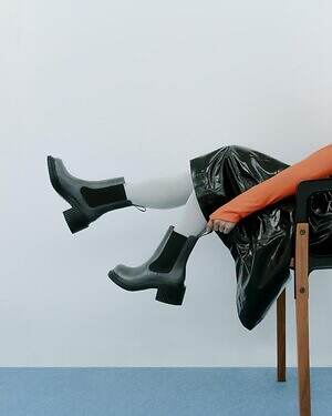 カンペールのブーツ、白昼夢のような不規則プリント＆“建築様式”着想の彫刻的ソール｜写真12