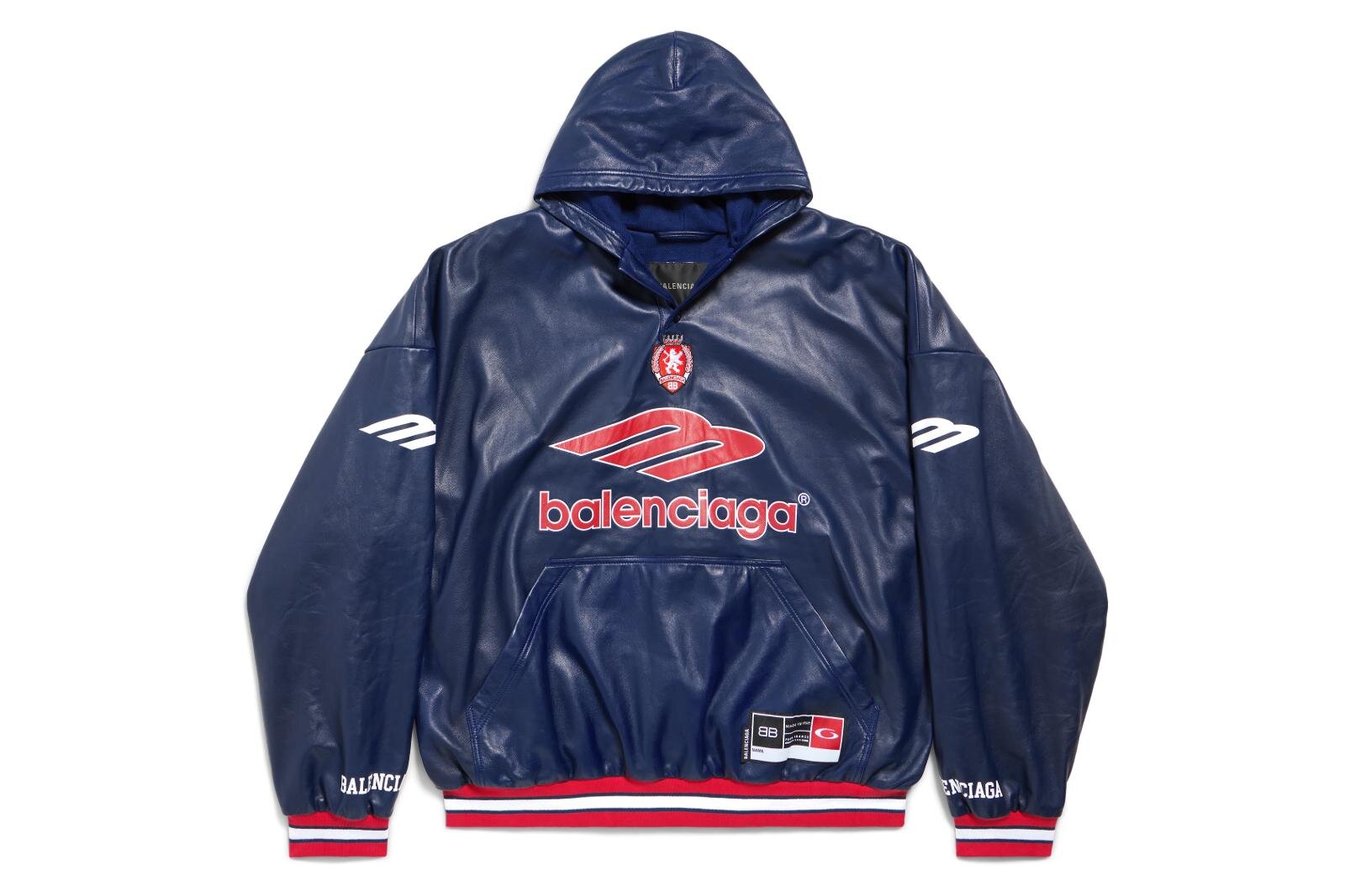 バレンシアガ“アメフト着想”ウェア、ユニフォームロゴ入りTシャツ＆ジャケット