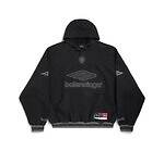 バレンシアガ“アメフト着想”ウェア、ユニフォームロゴ入りTシャツ＆ジャケット｜写真1