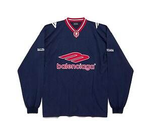 バレンシアガ“アメフト着想”ウェア、ユニフォームロゴ入りTシャツ&ジャケット|写真5