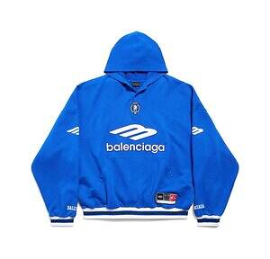 バレンシアガ“アメフト着想”ウェア、ユニフォームロゴ入りTシャツ&ジャケット|写真2