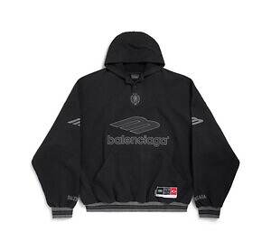 バレンシアガ“アメフト着想”ウェア、ユニフォームロゴ入りTシャツ&ジャケット|写真1