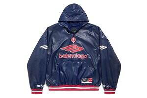 バレンシアガ“アメフト着想”ウェア、ユニフォームロゴ入りTシャツ＆ジャケット