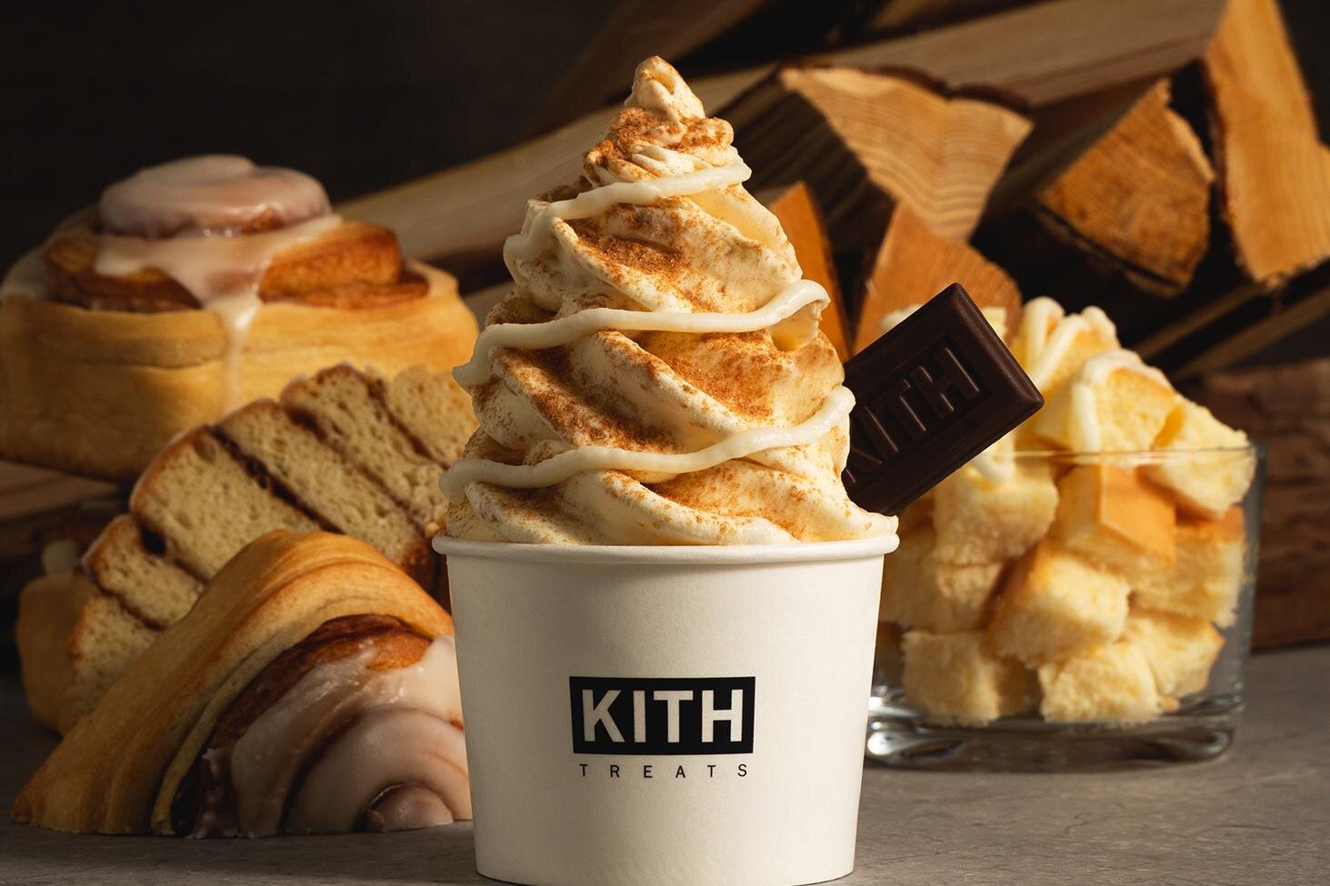 キス トリーツ“ほかほかシナモンロール”にのせた限定アイス、雪山グラフィックTシャツやフーディも