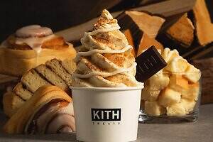 キス トリーツ“ほかほかシナモンロール”にのせた限定アイス、雪山グラフィックTシャツやフーディも