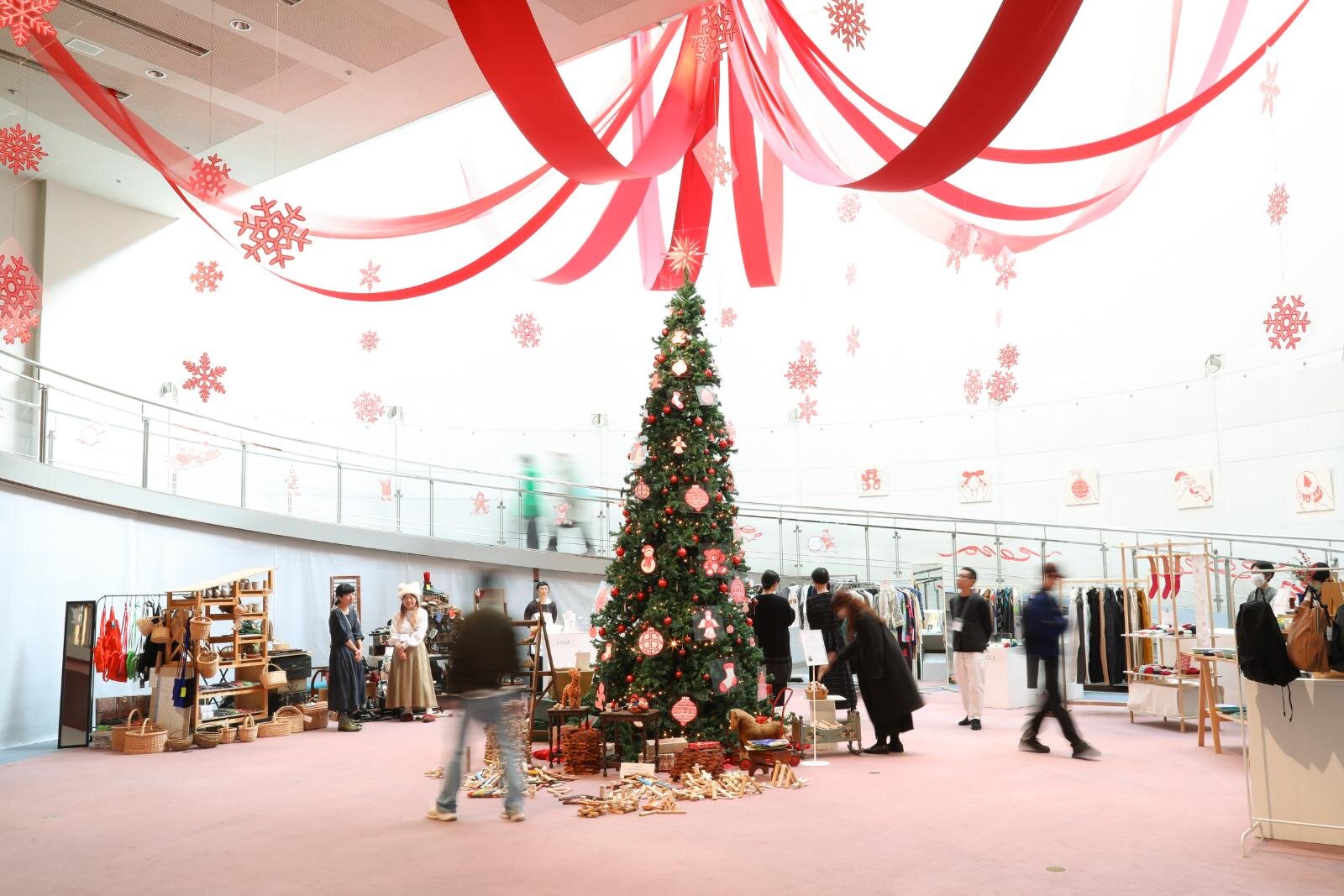 「スパイラルクリスマスマーケット2025」表参道で、器やジュエリーなど作家約50組が集結