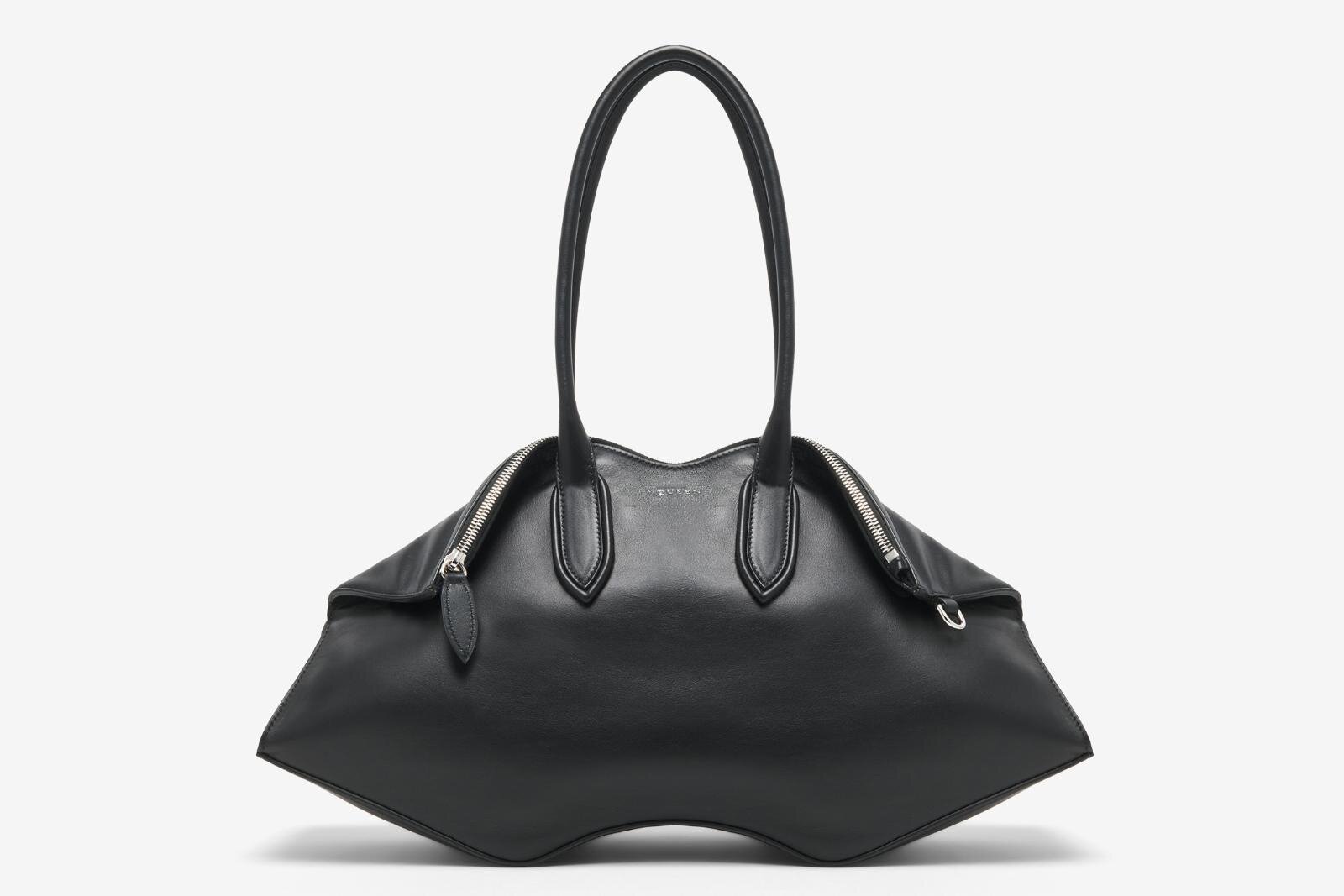 マックイーン「マンタ」バッグ - エッジを折り返した“マンタ”フォルム、レザーやウールタータンで