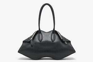 マックイーン「マンタ」バッグ - エッジを折り返した“マンタ”フォルム、レザーやウールタータンで