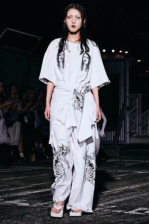 イクミ(IKUMI) 2025-26年秋冬ウィメンズ&メンズコレクション  - 写真3