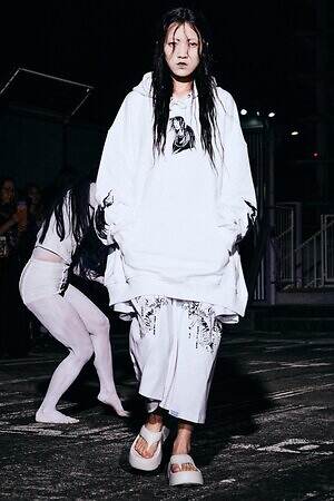 イクミ(IKUMI) 2025-26年秋冬ウィメンズ&メンズコレクション  - 写真9