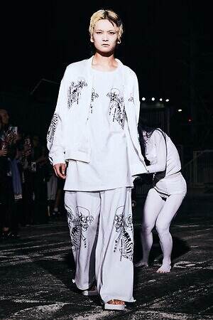 イクミ(IKUMI) 2025-26年秋冬ウィメンズ&メンズコレクション  - 写真12