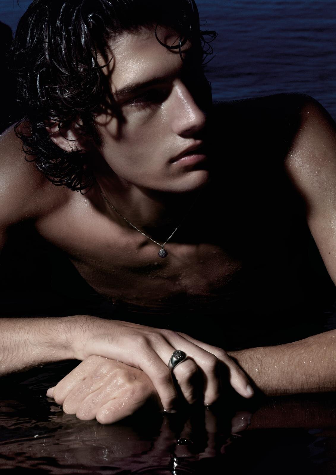 ジョルジオ アルマーニ初のメンズファインジュエリー、ブラックダイヤの“火山島”着想ネックレス＆リング｜写真8