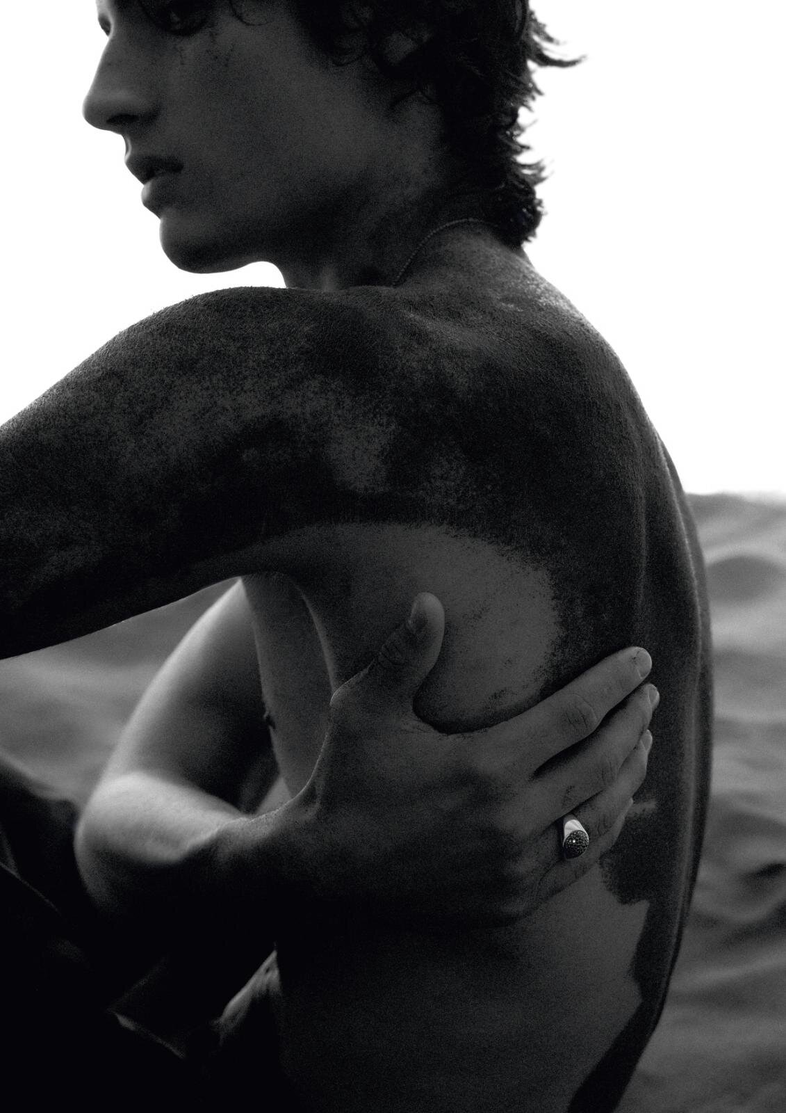 ジョルジオ アルマーニ初のメンズファインジュエリー、ブラックダイヤの“火山島”着想ネックレス＆リング｜写真12