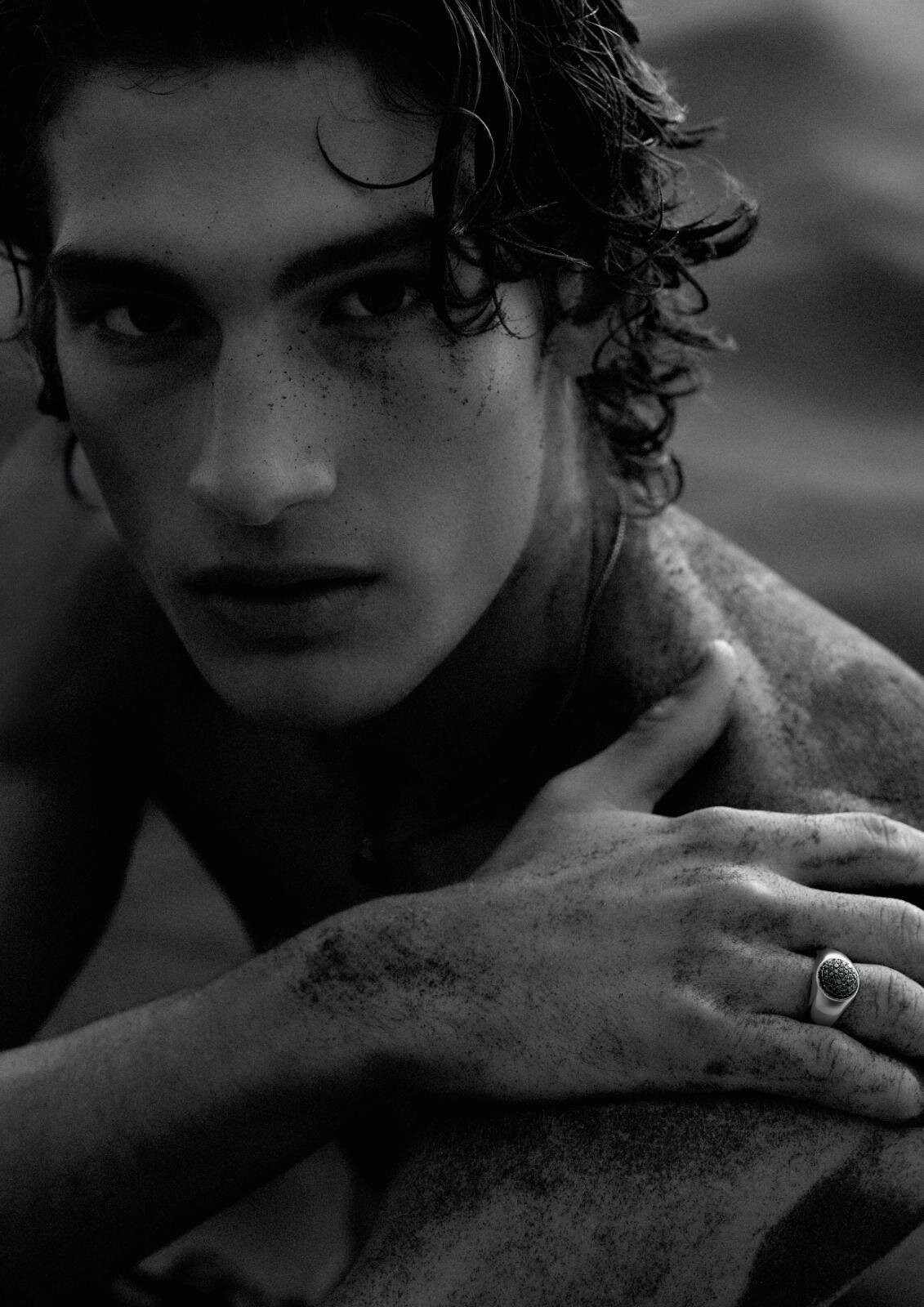 ジョルジオ アルマーニ初のメンズファインジュエリー、ブラックダイヤの“火山島”着想ネックレス＆リング｜写真11