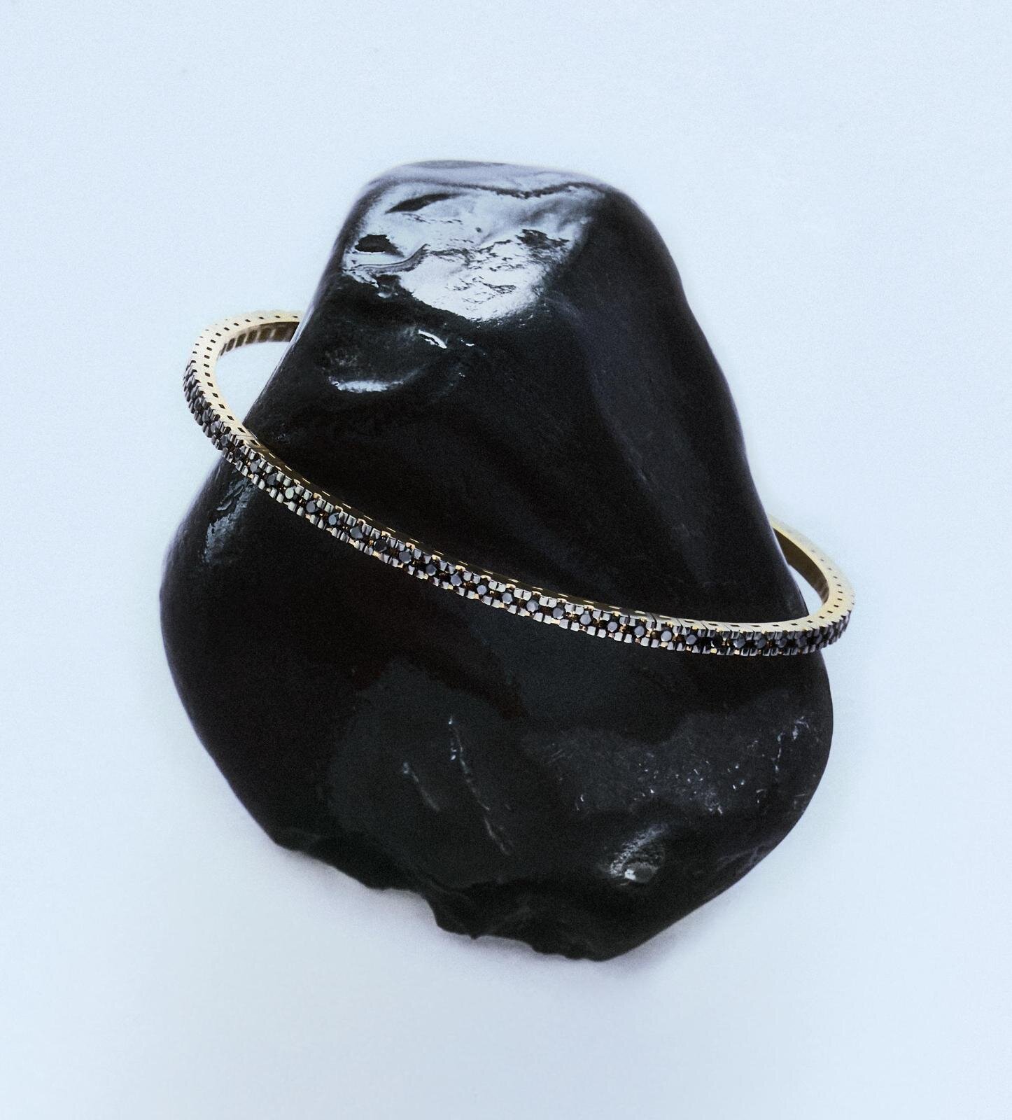 ジョルジオ アルマーニ初のメンズファインジュエリー、ブラックダイヤの“火山島”着想ネックレス＆リング｜写真1