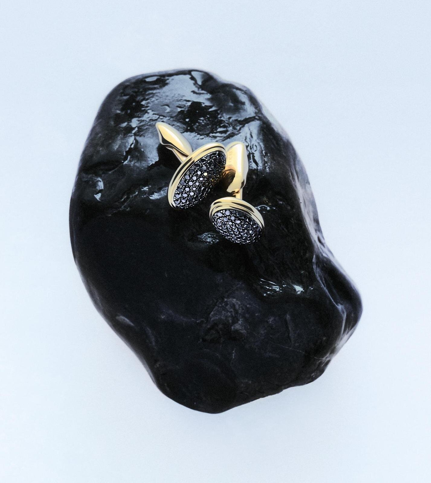 ジョルジオ アルマーニ初のメンズファインジュエリー、ブラックダイヤの“火山島”着想ネックレス＆リング｜写真5