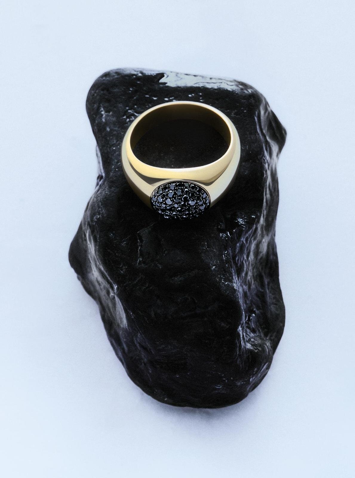 ジョルジオ アルマーニ初のメンズファインジュエリー、ブラックダイヤの“火山島”着想ネックレス＆リング｜写真2