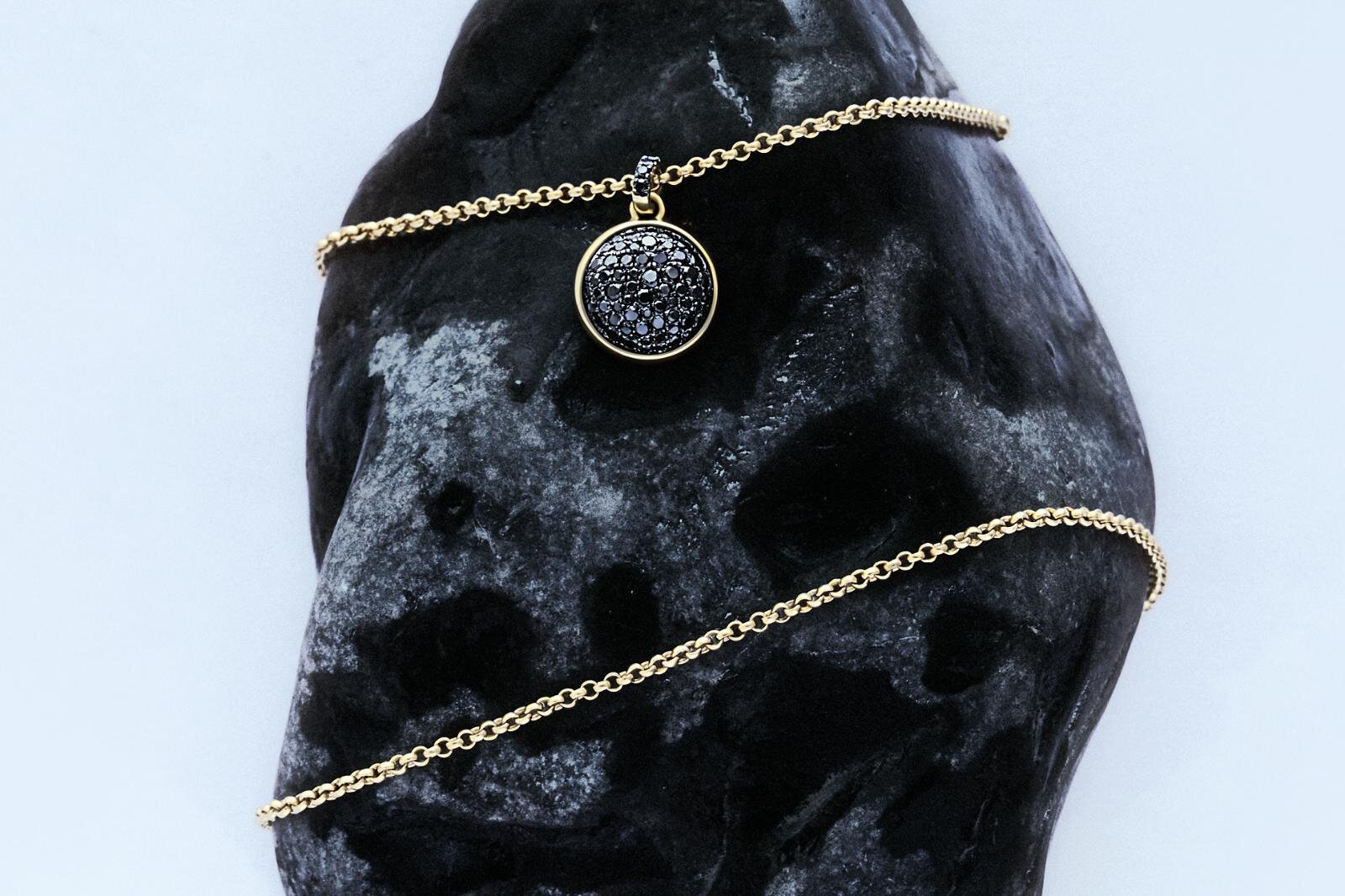 ジョルジオ アルマーニ初のメンズファインジュエリー、ブラックダイヤの“火山島”着想ネックレス＆リング