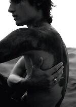 ジョルジオ アルマーニ初のメンズファインジュエリー、ブラックダイヤの“火山島”着想ネックレス＆リング｜写真12