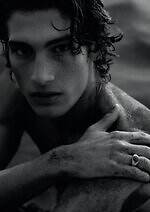 ジョルジオ アルマーニ初のメンズファインジュエリー、ブラックダイヤの“火山島”着想ネックレス＆リング｜写真11