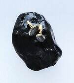 ジョルジオ アルマーニ初のメンズファインジュエリー、ブラックダイヤの“火山島”着想ネックレス＆リング｜写真5