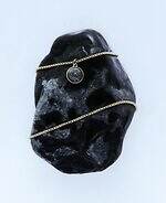 ジョルジオ アルマーニ初のメンズファインジュエリー、ブラックダイヤの“火山島”着想ネックレス＆リング｜写真3