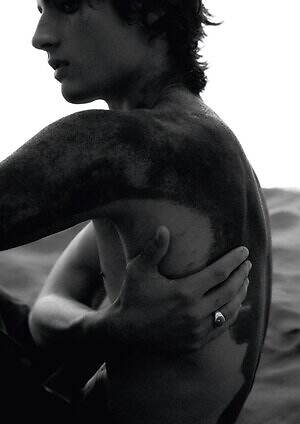 ジョルジオ アルマーニ初のメンズファインジュエリー、ブラックダイヤの“火山島”着想ネックレス&リング|写真12