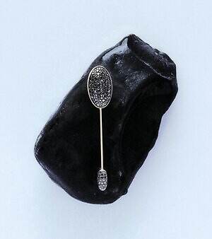 ジョルジオ アルマーニ初のメンズファインジュエリー、ブラックダイヤの“火山島”着想ネックレス&リング|写真4