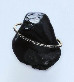 ジョルジオ アルマーニ初のメンズファインジュエリー、ブラックダイヤの“火山島”着想ネックレス&リング|写真1