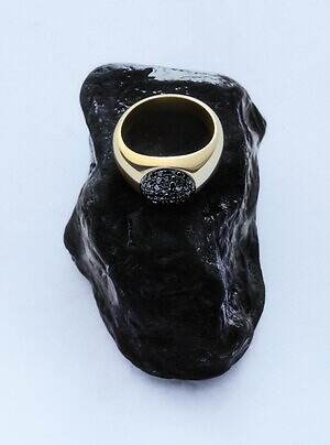 ジョルジオ アルマーニ初のメンズファインジュエリー、ブラックダイヤの“火山島”着想ネックレス&リング|写真2