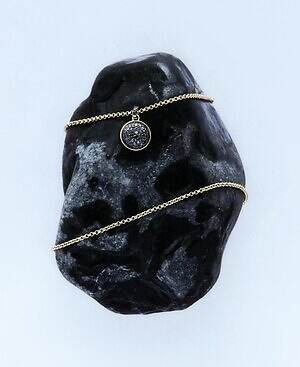 ジョルジオ アルマーニ初のメンズファインジュエリー、ブラックダイヤの“火山島”着想ネックレス&リング|写真3