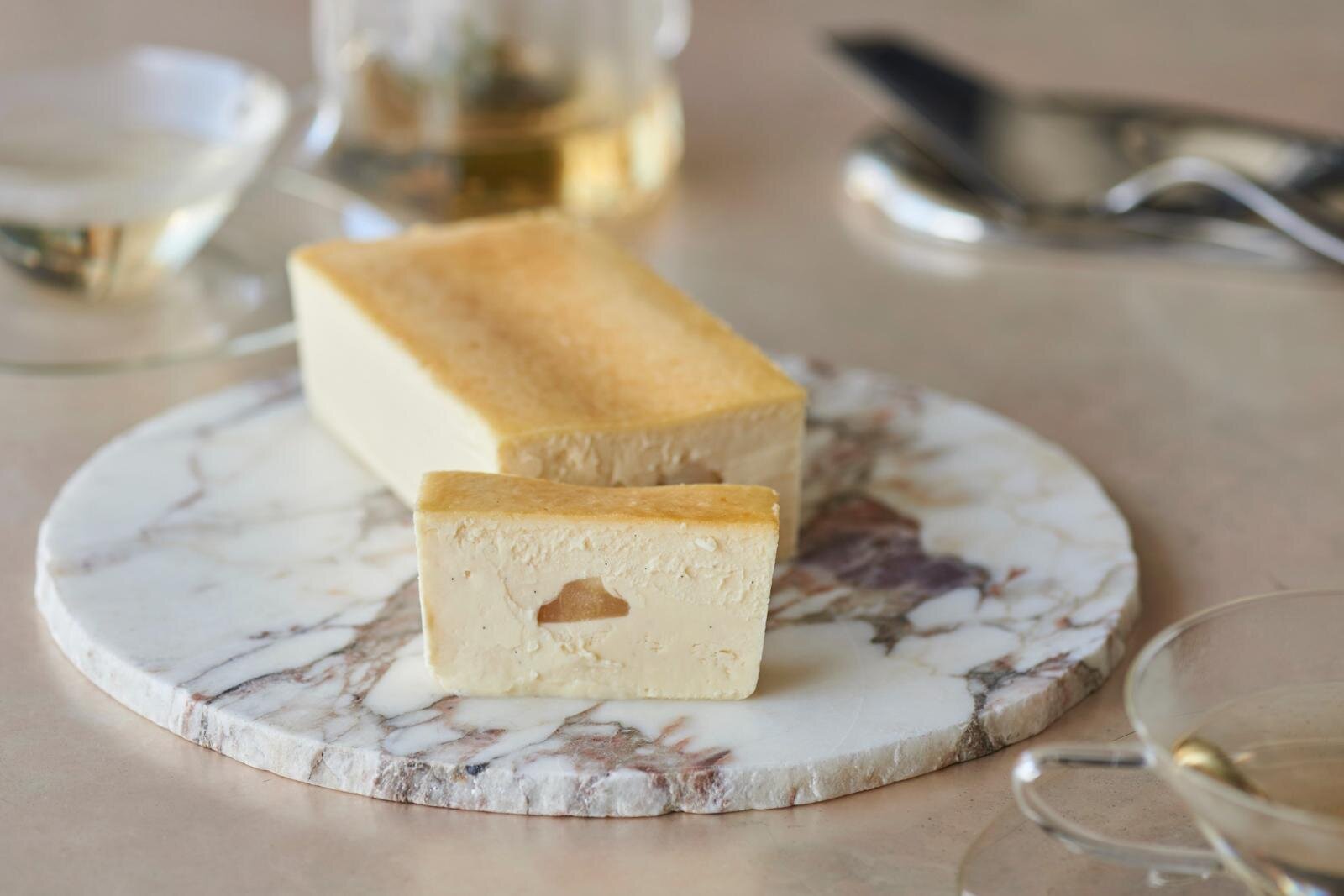 ミスターチーズケーキ25年クリスマス限定フレーバー、濃厚ピスタチオ＆洋梨の甘み広がる真っ白バニラ