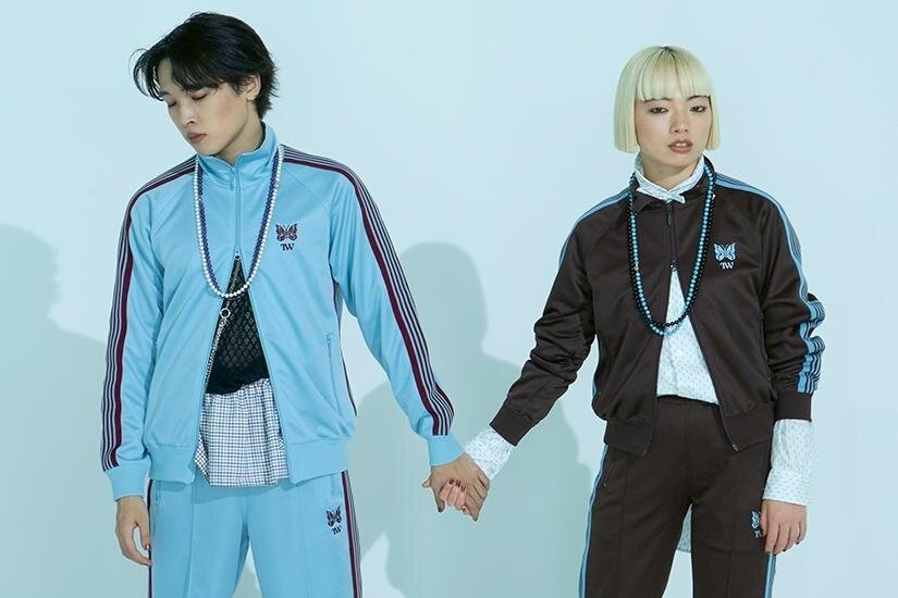 ニードルズ"蝶の刺繍"入りブラウン×ライトブルーのトラックスーツ、トゥとコラボ