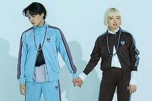 ニードルズ"蝶の刺繍"入りトラックスーツがブラウン×ライトブルーで、トゥとコラボ