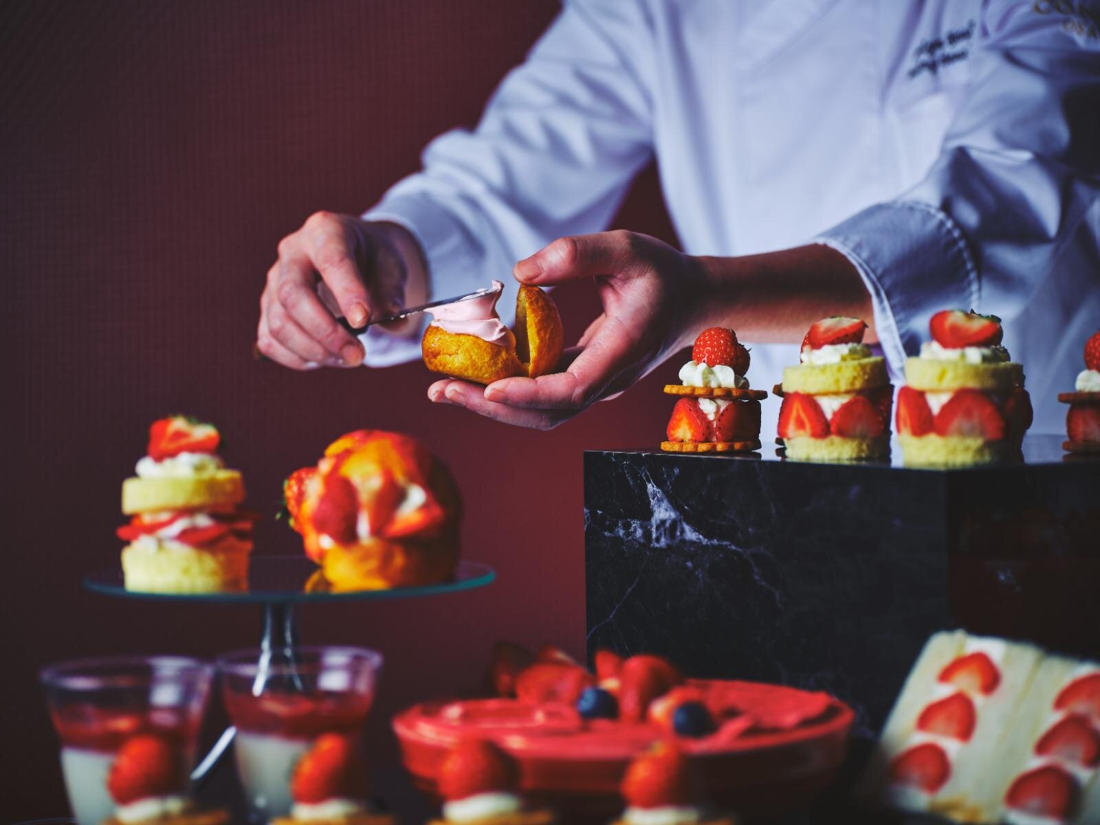 コンラッド大阪”赤”テーマのストロベリースイーツビュッフェ、”パリパリ”食感のティラミスも｜写真3