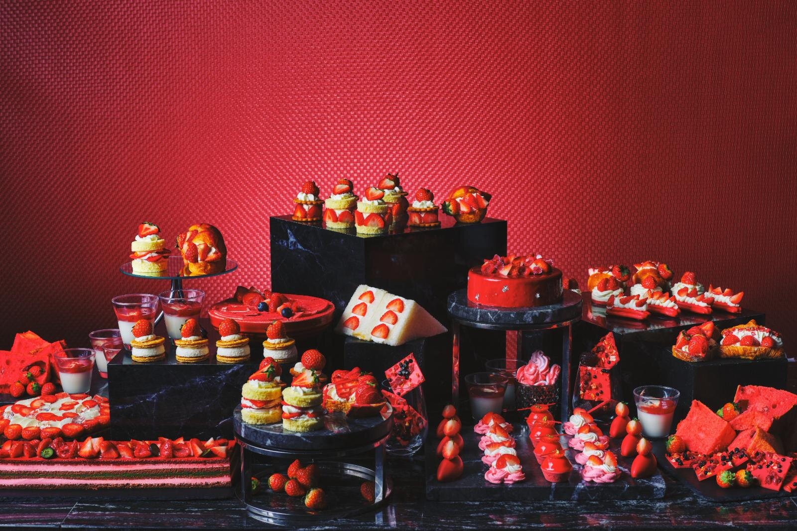 「ジ・エレガント レッド」ストロベリースイーツビュッフェ 期間：2025年12月1日(月)～2026年2月23日(月・祝)