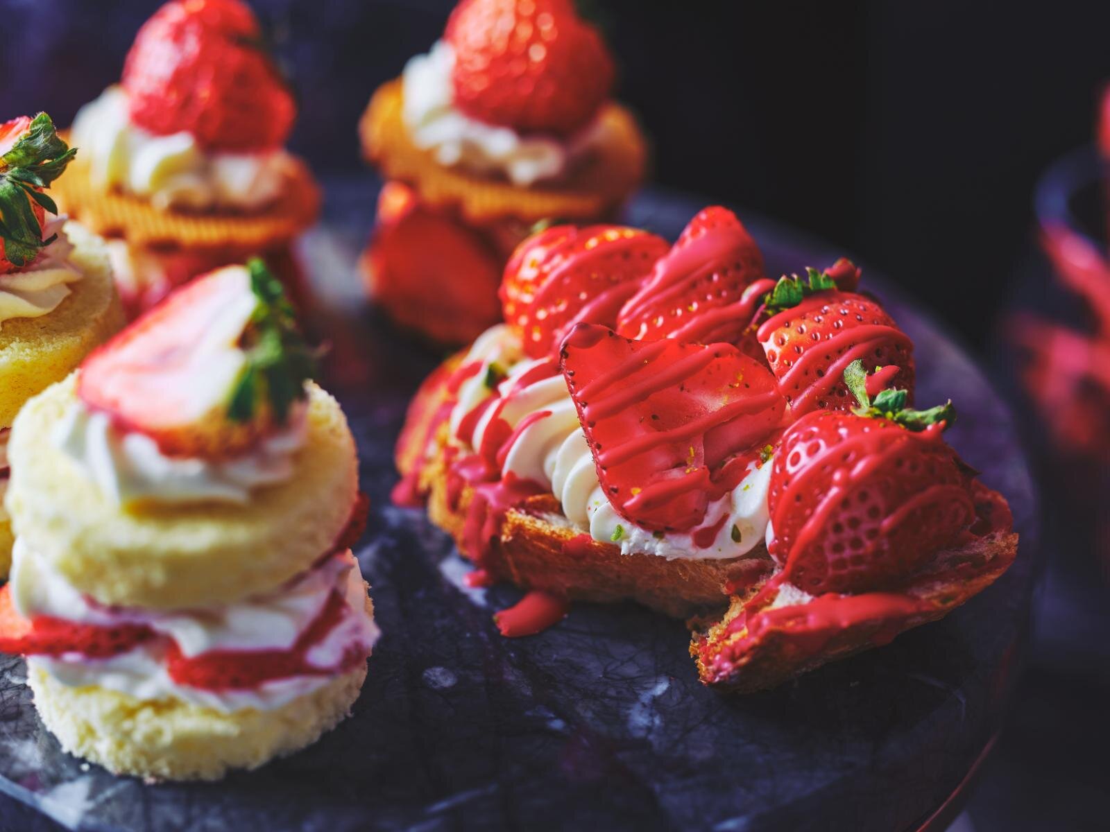 コンラッド大阪”赤”テーマのストロベリースイーツビュッフェ、”パリパリ”食感のティラミスも｜写真4