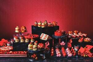 コンラッド大阪”赤”テーマのストロベリースイーツビュッフェ、”パリパリ”食感のティラミスも｜写真1