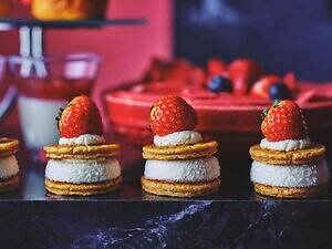 コンラッド大阪”赤”テーマのストロベリースイーツビュッフェ、”パリパリ”食感のティラミスも｜写真2