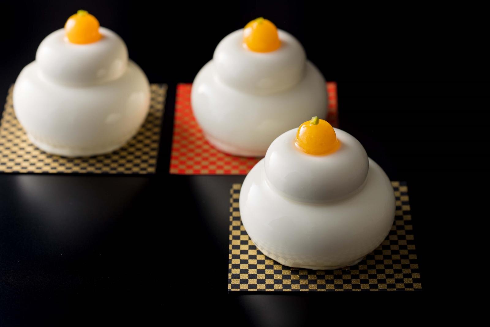 ザ・キャピトルホテル 東急”まるで鏡餅”ケーキ、金柑をちょこんと乗せた白い丸餅風