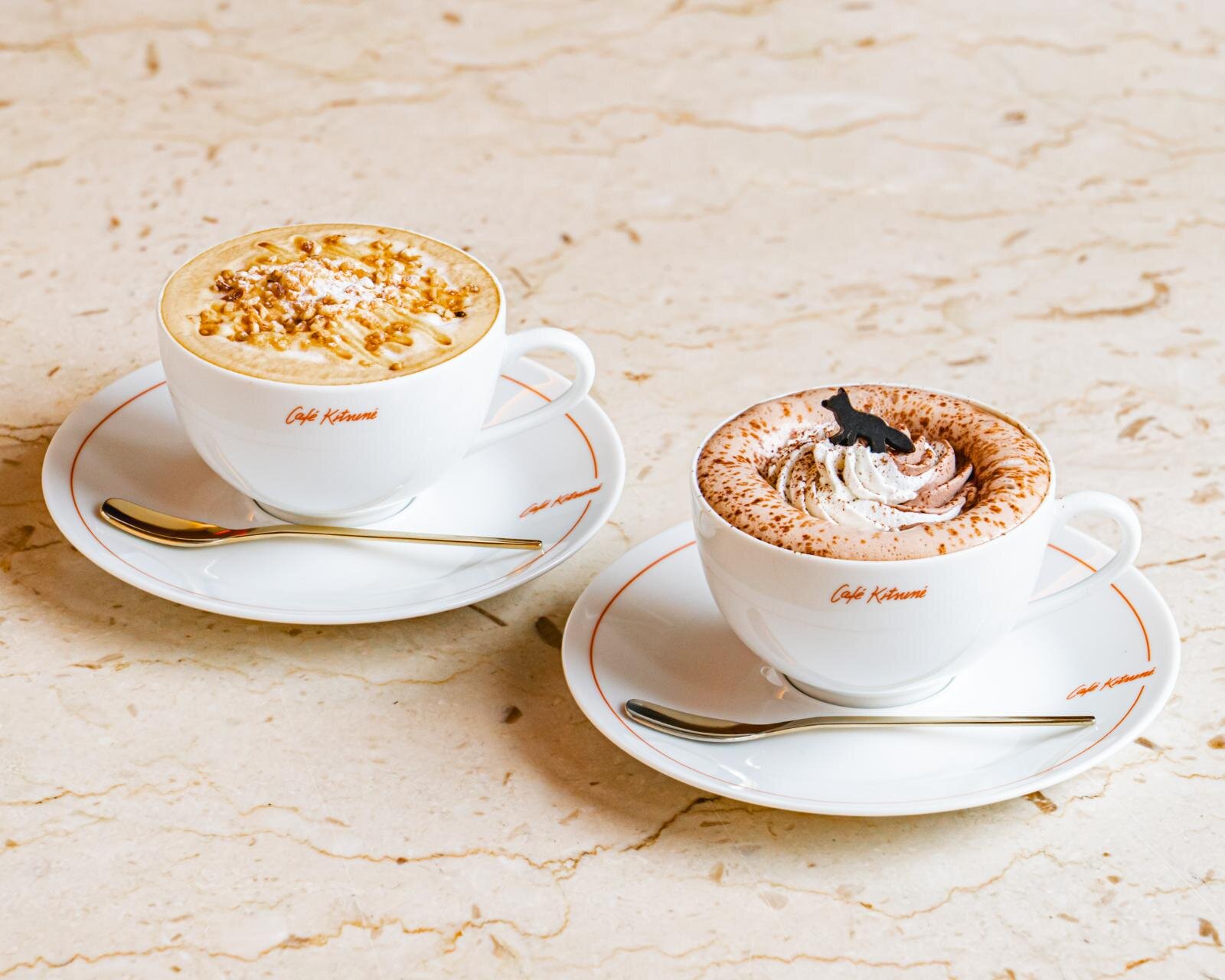 キャラメルヘーゼルナッツラテ(ホット) イートイン/テイクアウト 950円、ホットチョコレート(ホット) イートイン/テイクアウト 950円