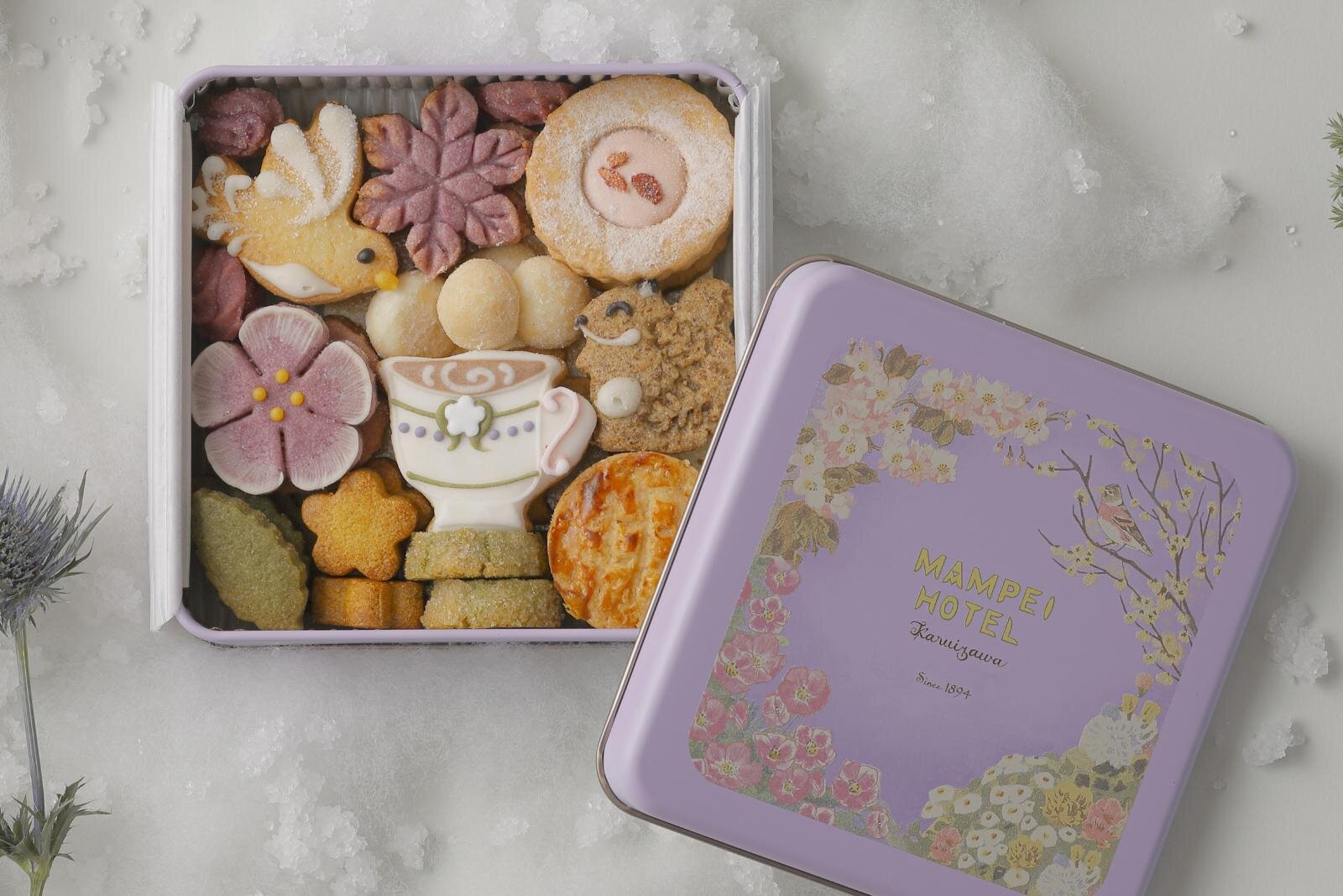 花柄(フラワーモチーフ)｜軽井沢「万平ホテル」“雪景色のカフェテラス”着想クッキー缶、ロイヤルミルクティーやリス型クッキーなど