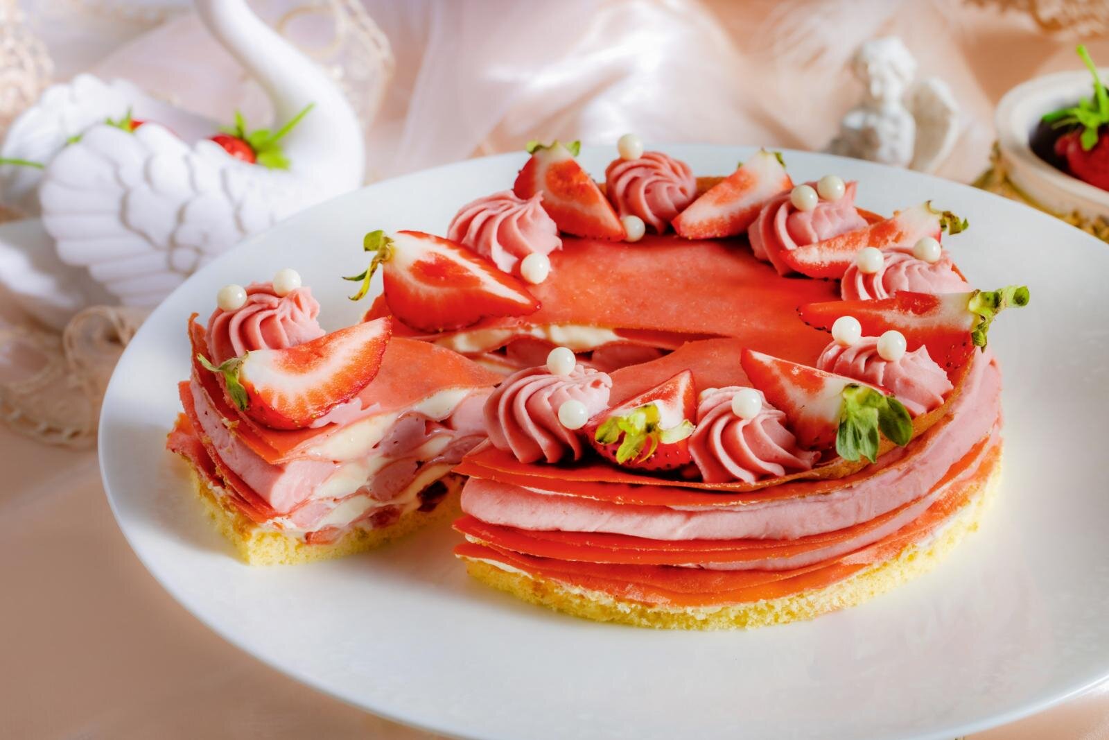 ヒルトン福岡シーホーク”エンジェルコア”着想の苺スイーツビュッフェ、天使の輪イメージしたムース｜写真1