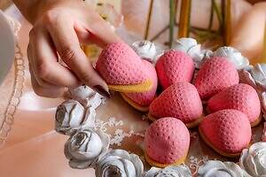 ヒルトン福岡シーホーク”エンジェルコア”着想の苺スイーツビュッフェ、天使の輪イメージしたムース｜写真6