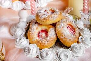 ヒルトン福岡シーホーク”エンジェルコア”着想の苺スイーツビュッフェ、天使の輪イメージしたムース｜写真4