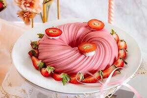 ヒルトン福岡シーホーク”エンジェルコア”着想の苺スイーツビュッフェ、天使の輪イメージしたムース｜写真9