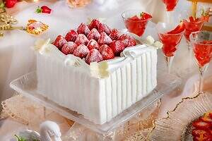 ヒルトン福岡シーホーク”エンジェルコア”着想の苺スイーツビュッフェ、天使の輪イメージしたムース｜写真2