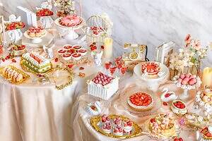 ヒルトン福岡シーホーク”エンジェルコア”着想の苺スイーツビュッフェ、天使の輪イメージしたムース