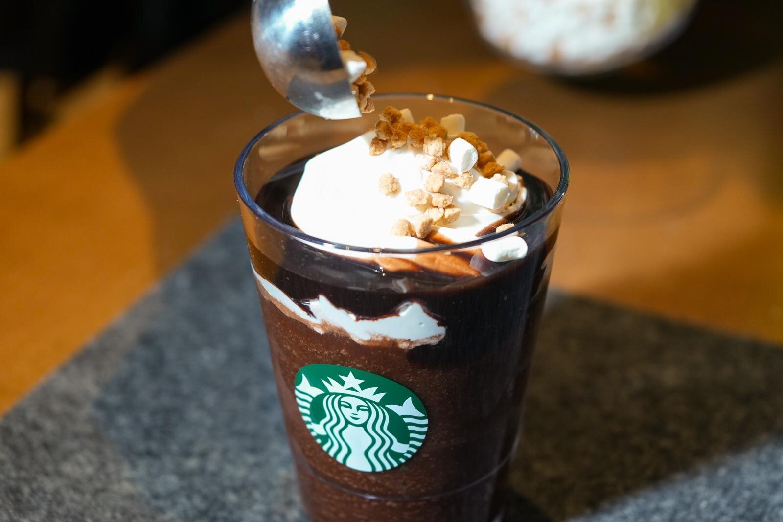 「スモア チョコレート フラペチーノ」※トールサイズのみ 持ち帰り678円、店内利用690円